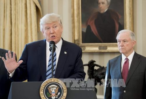 Donald Trump da la bienvenida al levantamiento parcial de Corte Suprema para su veto migratorio  - ảnh 1