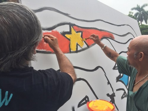Efectúan en Hanói el intercambio de pintura con muralista chileno  - ảnh 1