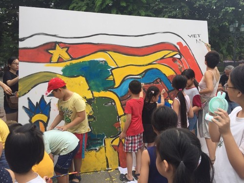 Efectúan en Hanói el intercambio de pintura con muralista chileno  - ảnh 2