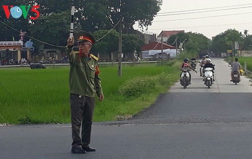 Pham Duc Hanh, veterano de guerra dedicado a la garantía de la seguridad vial  - ảnh 1