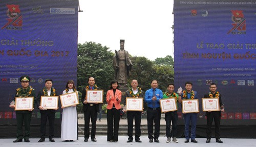 Vietnam entrega el Premio Nacional al Voluntariado 2017 - ảnh 1