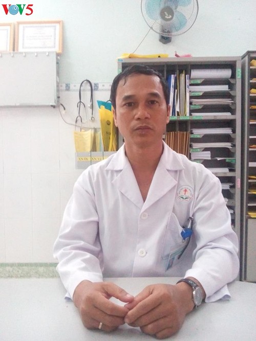 Dang The Vy, un médico dedicado a atender pacientes con tuberculosis - ảnh 1