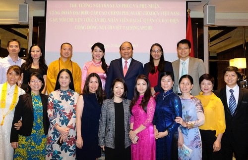 Premier vietnamita se encuentra con la comunidad nacional en Singapur - ảnh 1