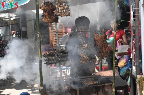 Mercado al aire libre, un producto del turismo comunitario en Hue  - ảnh 2