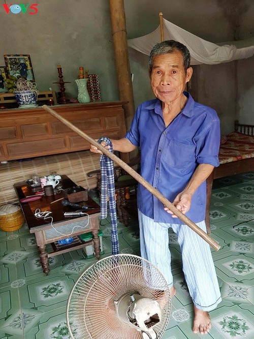 El veterano de guerra Phung Van Quan preserva el legendario bastón de bambú de Truong Son - ảnh 1