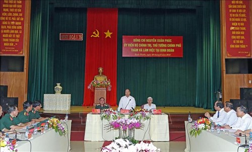 Premier vietnamita visita el Cuerpo Militar 16 en Binh Phuoc  - ảnh 1