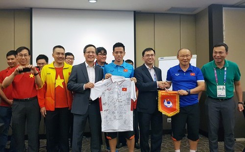 Embajada de Vietnam en Indonesia alienta el espíritu del equipo olímpico de fútbol  - ảnh 1