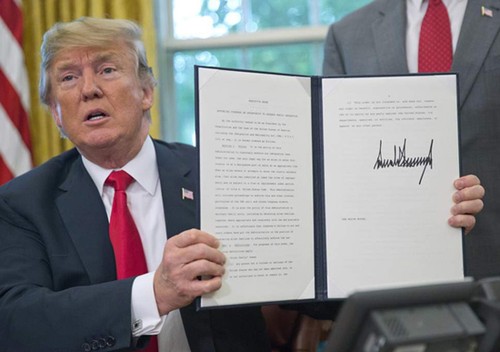 Presidente estadounidense firma el decreto para prohibir el asilo a los inmigrantes - ảnh 1