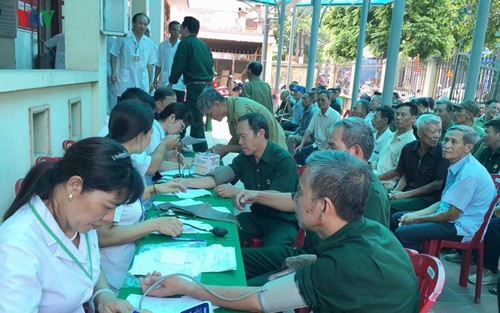 Atención médica gratuita a personas meritorias de Quang Ninh y Ha Nam - ảnh 1