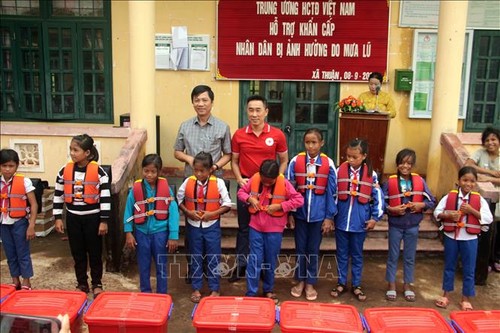 Cruz Roja de Vietnam ofrece apoyos a víctimas de inundaciones en Quang Tri  - ảnh 1