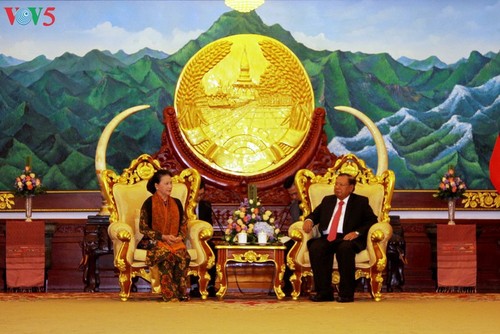 Presidenta del Parlamento de Vietnam concluye visita a Laos  - ảnh 1