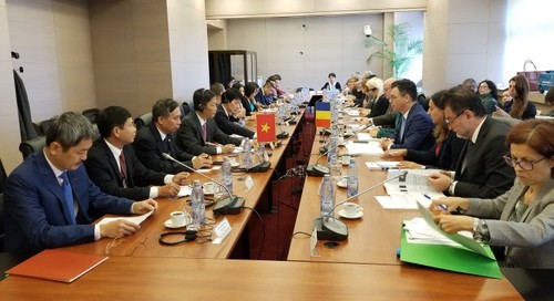 Efectúan 16 reunión del Comité Mixto sobre Cooperación Económica entre Vietnam y Rumanía - ảnh 1