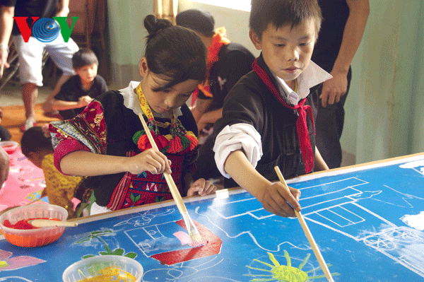 Niños vietnamitas se benefician del arte plástico gracias a proyecto humanitario - ảnh 1
