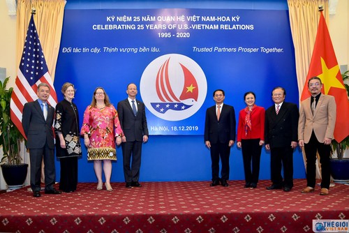 Vietnam y Estados Unidos lanzan logotipo del 25 aniversario de relaciones diplomáticas - ảnh 1