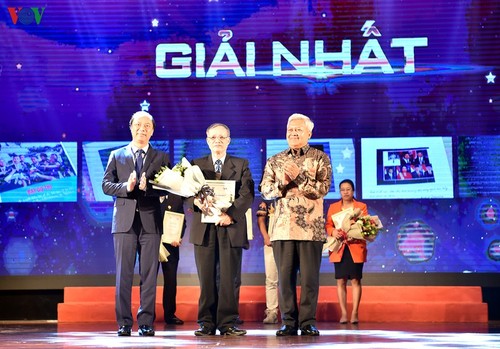Vietnam entrega premios del concurso sobre visitas históricas de líderes Ho Chi Minh y Sukarno  - ảnh 1