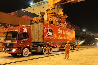 Primeros contenedores internacionales en 2020 en puerto marítimo de Hai Phong  - ảnh 1