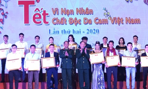 Celebran en Hanói programa en apoyo a víctimas de dioxina en ocasión del Tet - ảnh 1