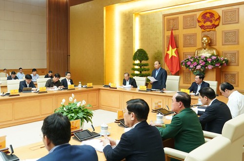 Premier vietnamita urge desplegar aislamiento efectivo de infectados de Covid-19 para evitar la sobrecarga en centros de cuarentena - ảnh 1