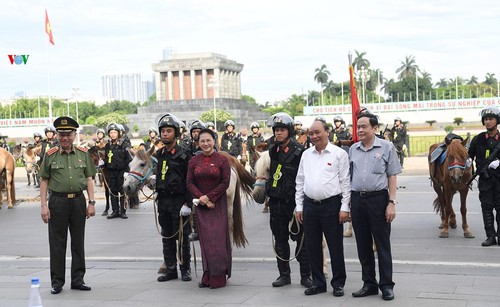 La policía móvil de caballería de Vietnam hace su debut - ảnh 1