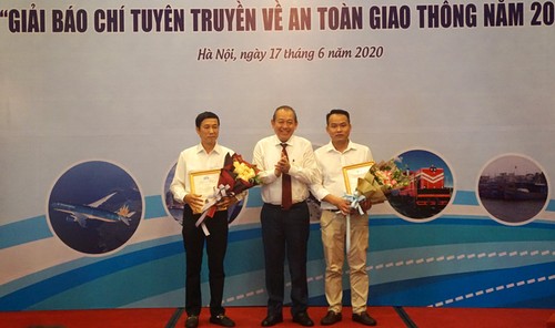 Vietnam otorga premios periodísticos sobre seguridad vial 2019 - ảnh 1