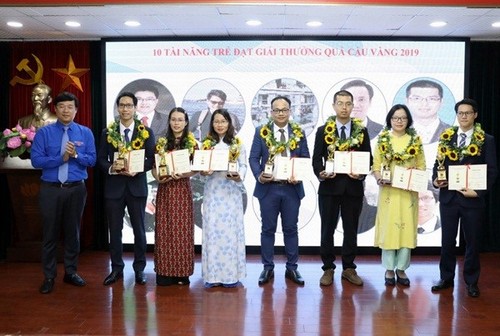 Entregan en Vietnam premios a científicos jóvenes destacados - ảnh 1
