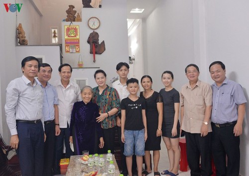 Presidenta del Parlamento vietnamita expresa gratitud hacia personas meritorias del país - ảnh 1