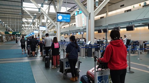 300 ciudadanos vietnamitas traídos a casa desde Canadá y Corea del Sur - ảnh 1
