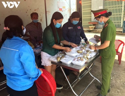 “Bep Com Xa Hoi” entrega comidas gratis a los afectados por covid-19 en Dak Lak - ảnh 1