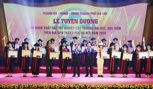Hanói condecora a 88 graduados con los mejores resultados académicos en 2020 - ảnh 1