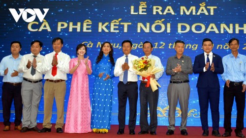 Celebran numerosas actividades en saludo al Día del Empresario de Vietnam - ảnh 1