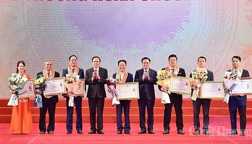 Hanói honra a empresarios con grandes aportes al progreso de la capital en 2020 - ảnh 1