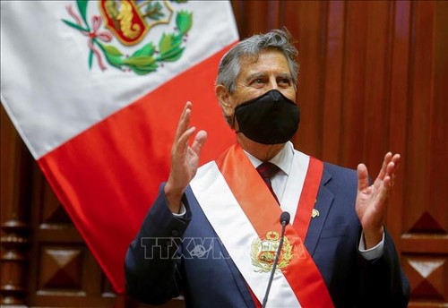 Francisco Sagasti jura su cargo como presidente interino de Perú - ảnh 1