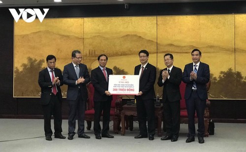 Representaciones diplomáticas de Vietnam en ultramar se reúnen con dirigentes de provincias centrales del país  - ảnh 1