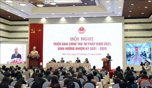 Primer ministro vietnamita pide acelerar la reforma judicial para contribuir al desarrollo nacional - ảnh 1