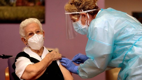 España comienza vacunación masiva contra la covid-19 - ảnh 1