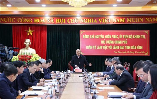 Premier vietnamita insta a Hoa Binh a optimizar potencialidades turísticas y comerciales para su desarrollo - ảnh 1