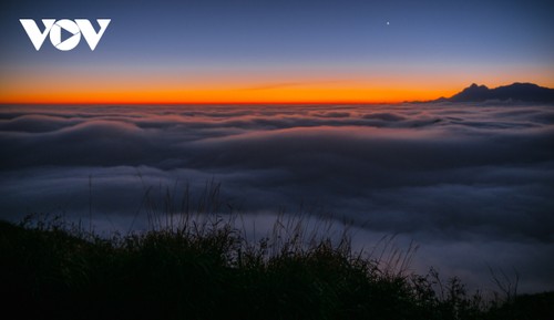 Khoảnh khắc bình minh diệu kỳ trên biển mây núi Muối - ảnh 3