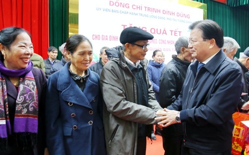 Dirigentes vietnamitas entregan regalos a los más necesitados en ocasión del Año Nuevo Lunar  - ảnh 1