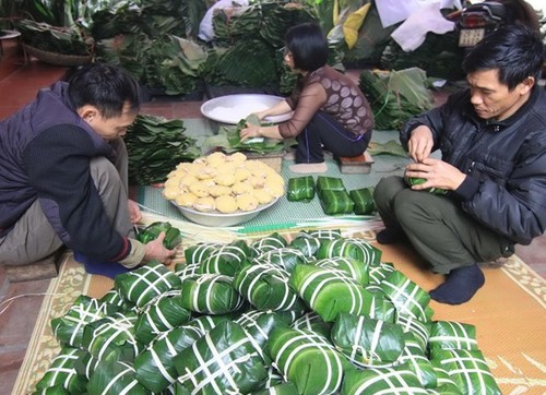 Costumbres tradicionales de los vietnamitas durante la fiesta del Tet  - ảnh 1