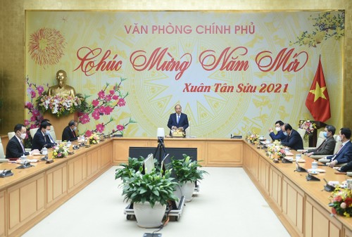 Primer ministro vietnamita urge a cumplir con las responsabilidades en el primer día laboral después del Tet - ảnh 1