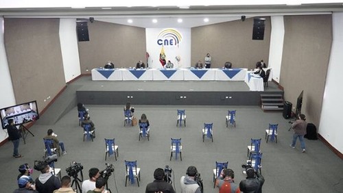 Dos candidatos con el mayor número de votos entran en segunda vuelta de las eleciones presidenciales de Ecuador - ảnh 1