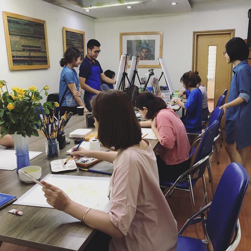 Despiertan la pasión entre los jóvenes de Hanói por la pintura sobre seda - ảnh 2