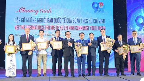 Vietnam honra a los extranjeros por sus contribuciones a los asuntos relacionados con la juventud  - ảnh 1