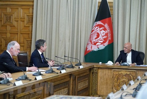 Dirigentes de Afganistán y Estados Unidos debaten la retirada de tropas norteamericanas - ảnh 1