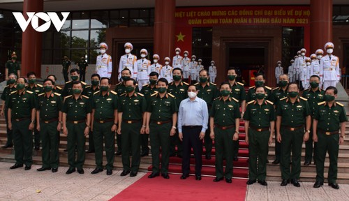 Ejército Popular de Vietnam aporta activamente a los logros comunes del país  - ảnh 1