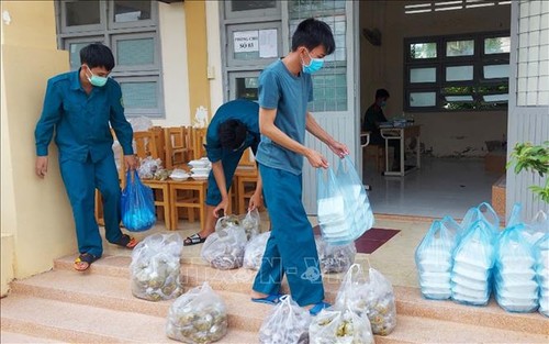Localidades vietnamitas intensifican asistencia humanitaria en medio del covid-19  - ảnh 1
