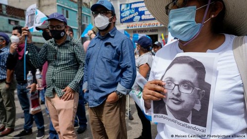 Guatemaltecos protestan por la decisión de destituir al mejor fiscal del país contra la corrupción - ảnh 1
