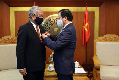Vietnam otorga medalla conmemorativa a coordinador residente de la ONU - ảnh 1