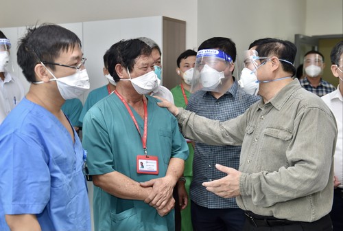 Primer ministro de Vietnam revisa trabajo anticovid-19 en Binh Duong - ảnh 1