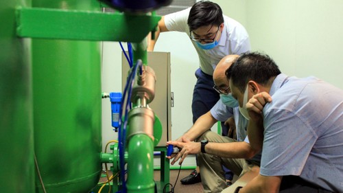 Ingenieros vietnamitas fabrican sistema de oxígeno y aire comprimido móvil para el tratamiento del covid-19 - ảnh 1